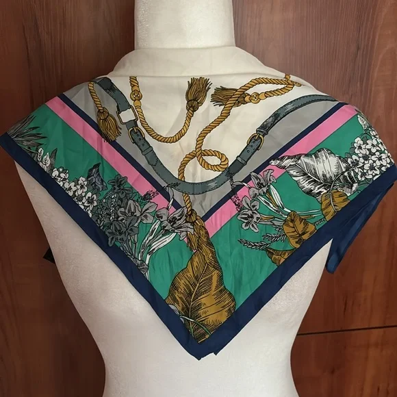 H&M Patterned Scarf - Picture 8 of 9